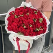 Букет из 51 красной розы и эвкалипта