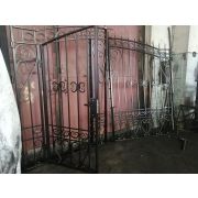 Ворота кованые «Купеческие» со встроенной калиткой металлические арочные